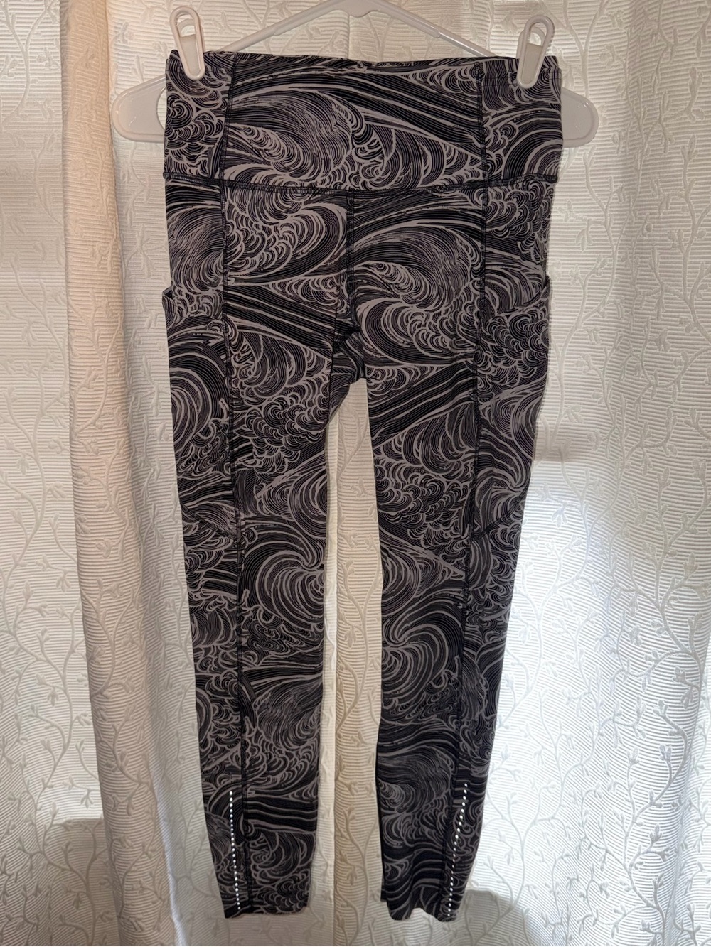Lululemon Seawheeze black wave leggings